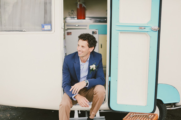 groom-vintage-caravan