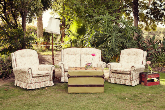 vintage-garden-wedding-armchairs