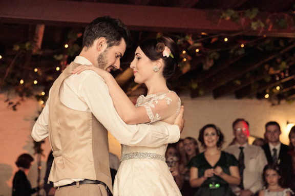 vintage-garden-wedding-bride-groom-dance