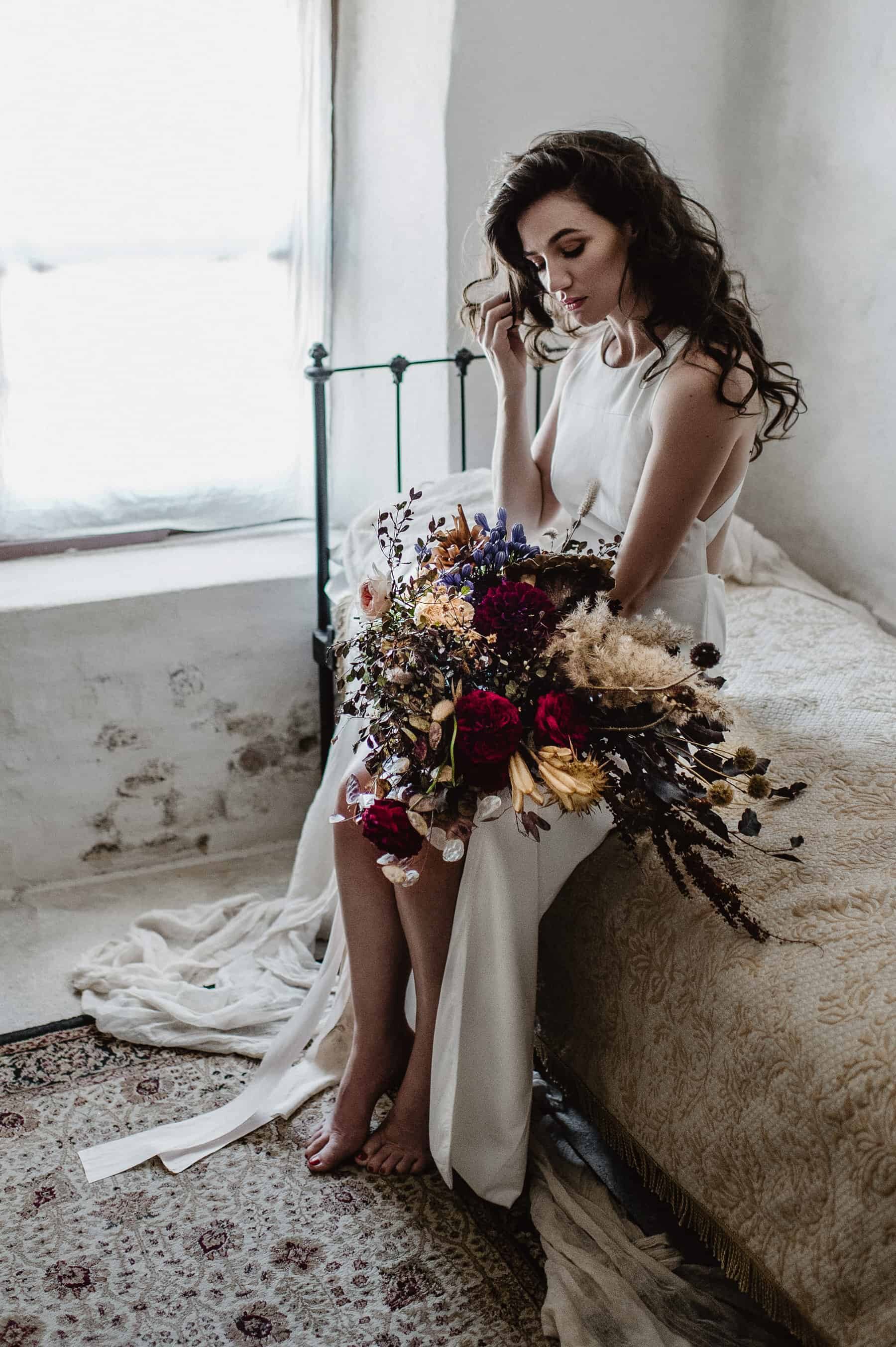 boho bride with unstructured wild bouquet