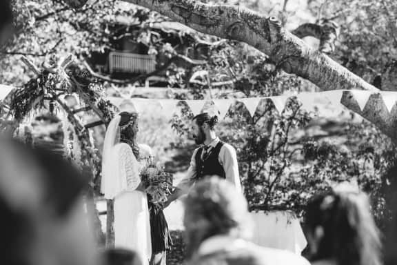 An earthy wedding at Crystal Waters Eco Village | Photography by Jazzy Connors