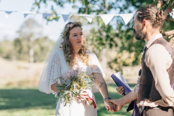 An earthy wedding at Crystal Waters Eco Village | Photography by Jazzy Connors