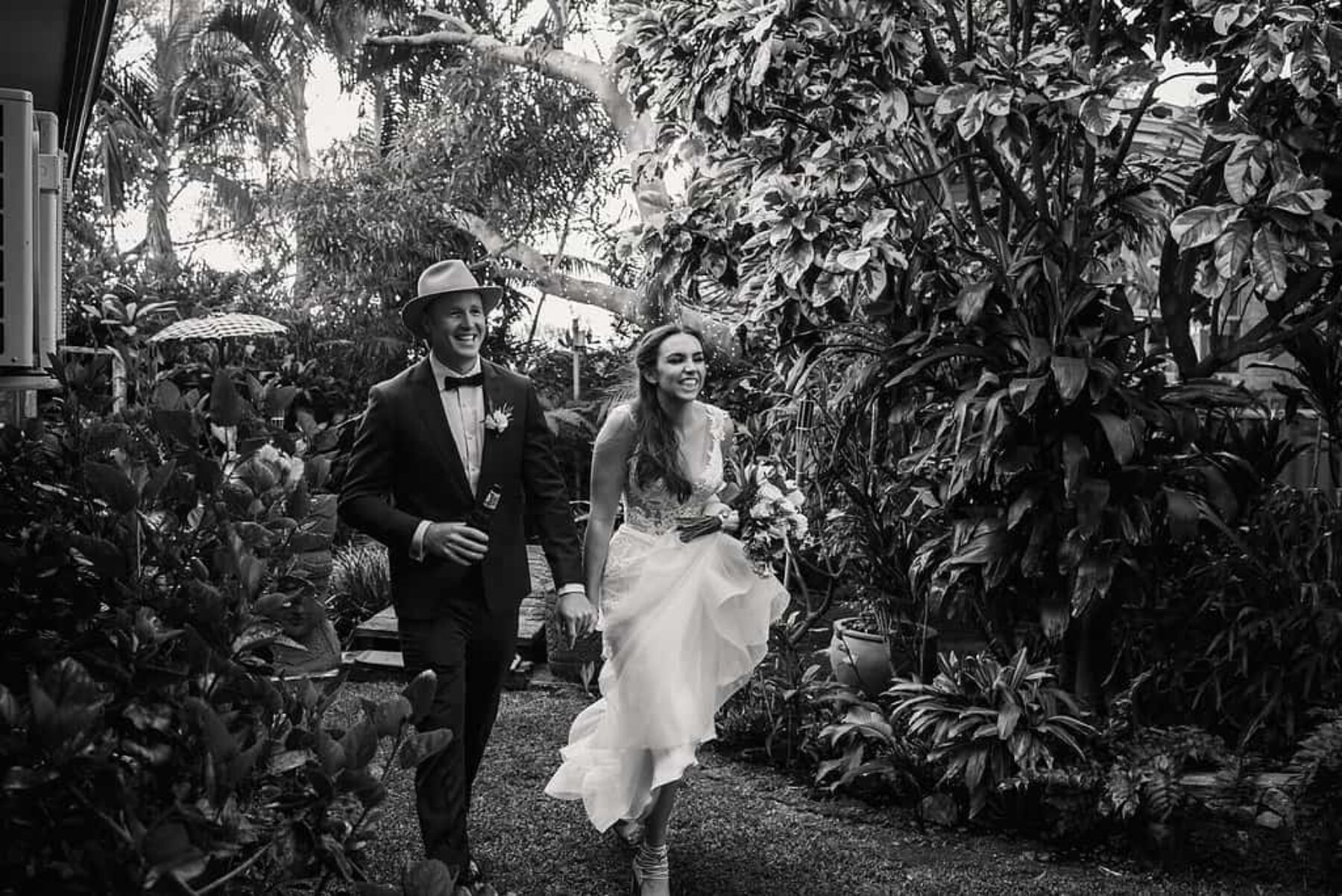 Modern backyard wedding in Perth WA / Photography by CJ Williams