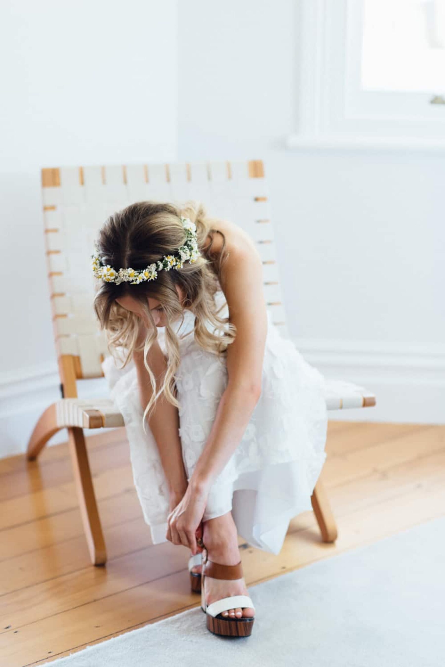 bride wearing daisy flower crown