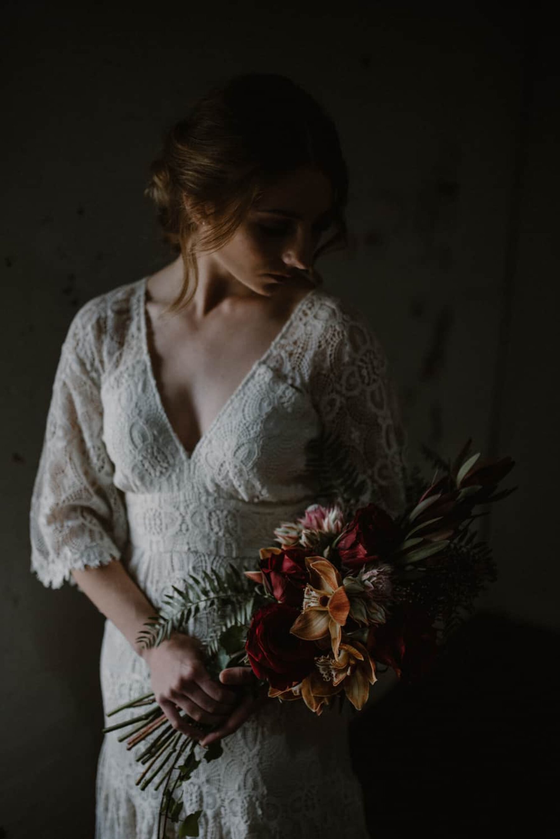 boho bride with orchid and lilly bouquet