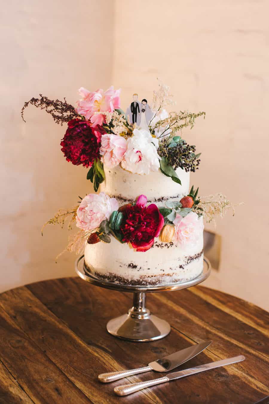 Best wedding cakes of 2016 - simple wedding cake with fresh flowers