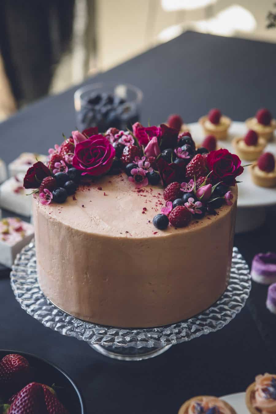 Best wedding cakes of 2016 - modern chocolate cake with fresh berries and edible flowers