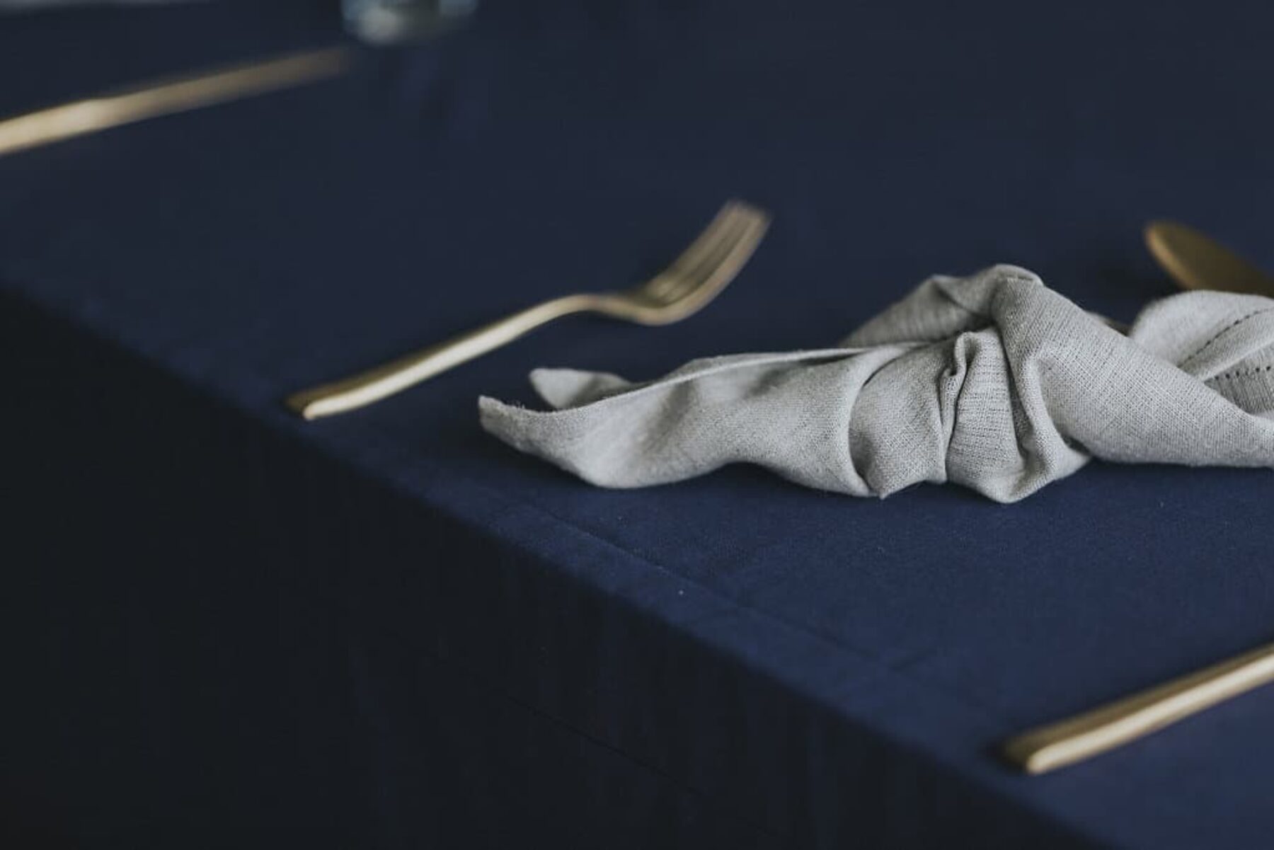 navy and bronze tablescape