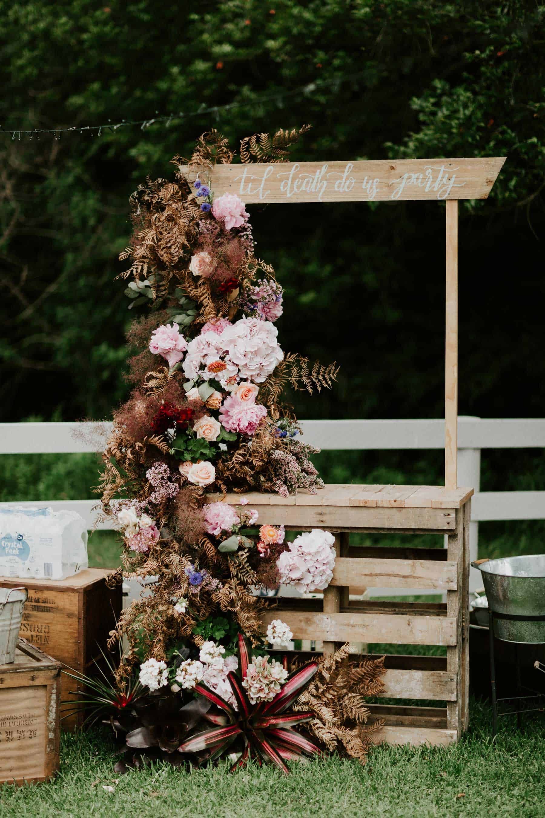 DIY pallet bar with flowers