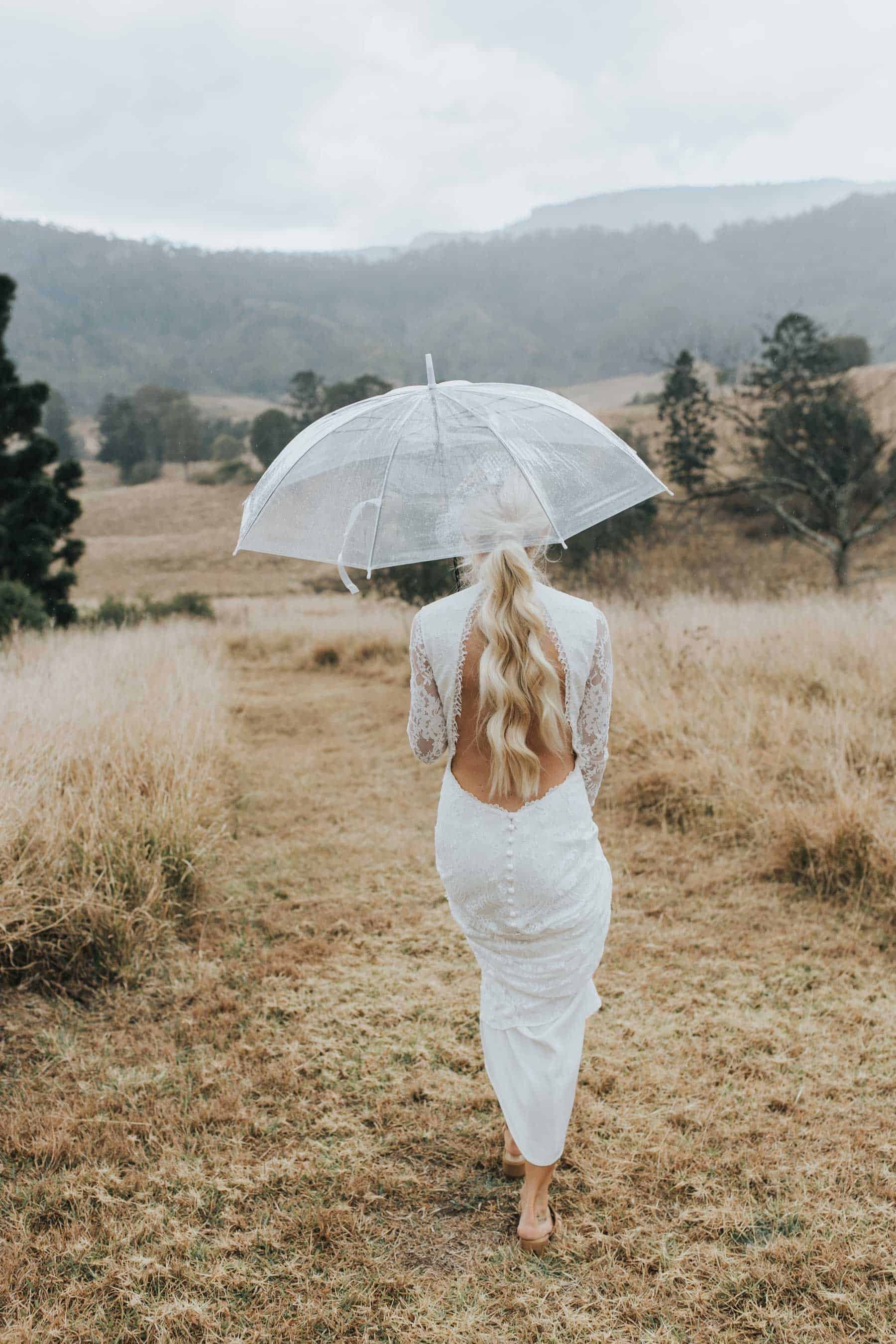 backless long-sleeve lace wedding dress