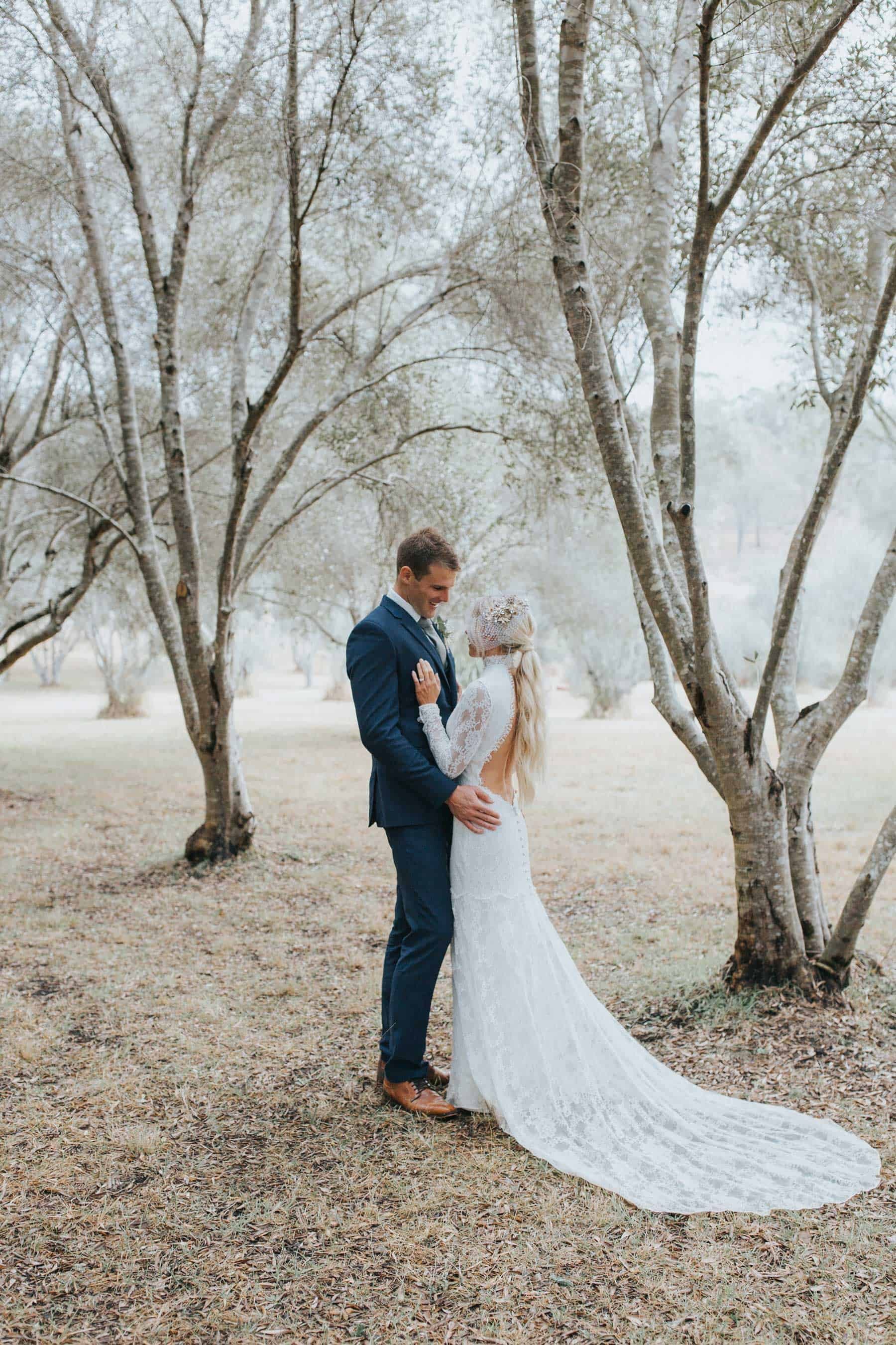 backless long-sleeve lace wedding dress