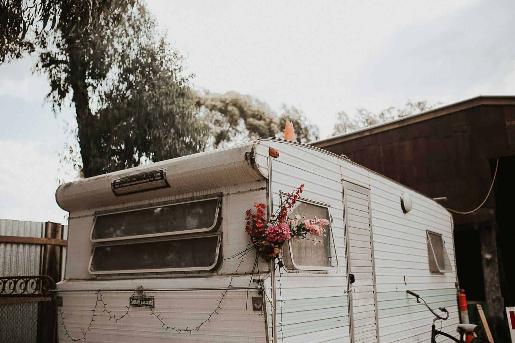 relaxed DIY festival wedding in Castlemaine, Victoria / Photography by Caroline Sada