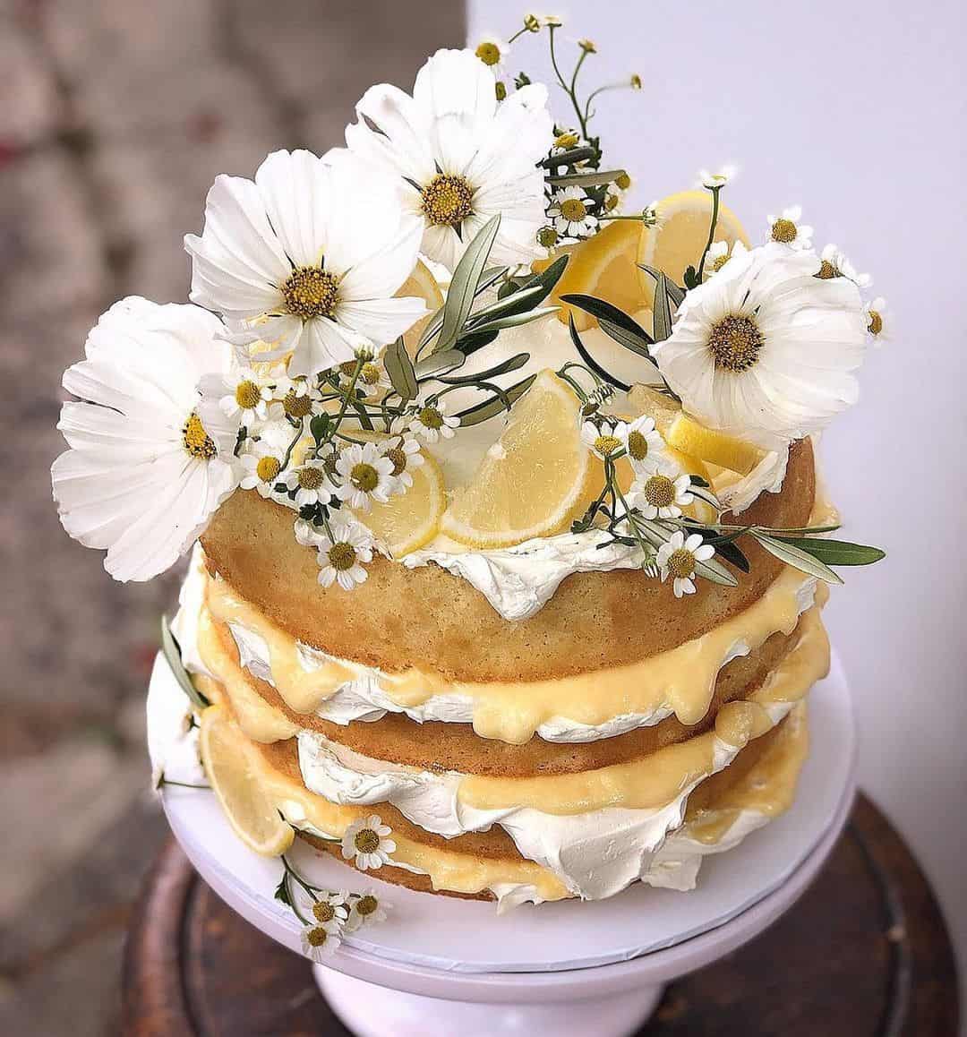 Limoncello sponge cake with fresh flowers